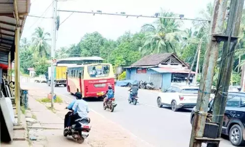 Kerala : कैमरे से बचने के लिए फुटपाथ पर चलते दोपहिया वाहन Kerala : कैमरे से बचने के लिए फुटपाथ पर चलते दोपहिया वाहन