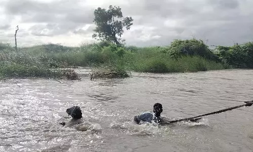 Raichur : ग्रामीणों ने नदी में बह रहे व्यक्ति को बचाया