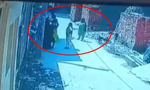 LIVE वीडियो महिला की सरेराह पिटाई का, एक्शन में पुलिस, आरोपी सलाखों के पीछे LIVE वीडियो महिला की सरेराह पिटाई का, एक्शन में पुलिस, आरोपी सलाखों के पीछे
