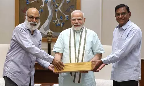 रामोजी ग्रुप के CMD सीएच किरण ने प्रधानमंत्री मोदी से मुलाकात की रामोजी ग्रुप के CMD सीएच किरण ने प्रधानमंत्री मोदी से मुलाकात की