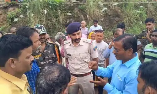 Dhanbad: जल संकट के विरोध में ग्रामीणों ने फायर पैच जाम किया
