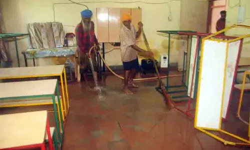 दो सप्ताह बाद, शिक्षकों ने Ajnala के गांव के स्कूलों में बाढ़ से हुई गंदगी साफ करने का काम शुरू किया