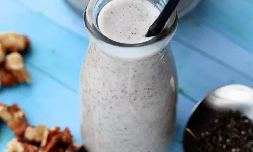 Chia Seeds and Milk: सेहत के लिए फायदेमंद या हानिकारक? Chia Seeds and Milk: सेहत के लिए फायदेमंद या हानिकारक?