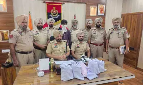 Amritsar: ड्रोन के माध्यम से अवैध हथियारों के व्यापार के आरोप में व्यक्ति गिरफ्तार Amritsar: ड्रोन के माध्यम से अवैध हथियारों के व्यापार के आरोप में व्यक्ति गिरफ्तार