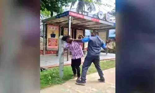 Bhubaneswar: बस स्टॉप पर अमा बस के कंडक्टर ने यात्री की पिटाई की Bhubaneswar: बस स्टॉप पर अमा बस के कंडक्टर ने यात्री की पिटाई की