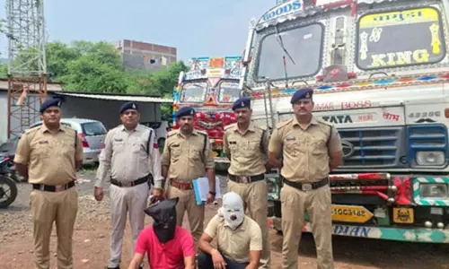 बड़ी कार्रवाई: पुलिस ने किए 80 लाख के चना बरामद, 2 आरोपी गिरफ्तार बड़ी कार्रवाई: पुलिस ने किए 80 लाख के चना बरामद, 2 आरोपी गिरफ्तार