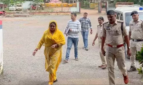 कवर्धा में सूदखोरी और ब्लैकमेलिंग का बड़ा खुलासा, महिला और सहयोगी गिरफ्तार कवर्धा में सूदखोरी और ब्लैकमेलिंग का बड़ा खुलासा, महिला और सहयोगी गिरफ्तार