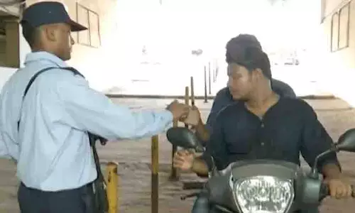 Bhubaneswar: शॉपिंग मॉल में पार्किंग शुल्क पर मंत्री का सख्त रुख Bhubaneswar: शॉपिंग मॉल में पार्किंग शुल्क पर मंत्री का सख्त रुख