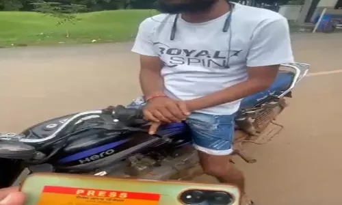 रायपुर में फर्जी पत्रकार का पर्दाफाश, पुलिस ने युवक को हिरासत में लिया रायपुर में फर्जी पत्रकार का पर्दाफाश, पुलिस ने युवक को हिरासत में लिया