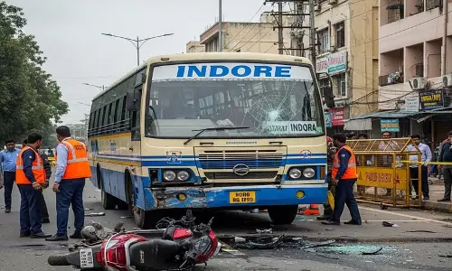 BJP विधायक की बस ने बाइक सवार परिवार को कुचला, 4 की मौत BJP विधायक की बस ने बाइक सवार परिवार को कुचला, 4 की मौत