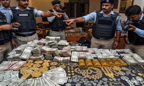 NCR में गैंगस्टरों के खिलाफ कार्रवाई, 46 लाख कैश और सोना-चांदी बरामद