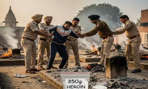 श्मशान घाट में हेरोइन का अड्डा, पुलिस ने 350 ग्राम के साथ नशे का कारोबारी गिरफ्तार श्मशान घाट में हेरोइन का अड्डा, पुलिस ने 350 ग्राम के साथ नशे का कारोबारी गिरफ्तार