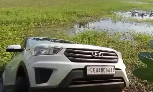 CG: अंधेरे में रिवर्स लेते समय कार मकई तालाब में गिरी, चालक सुरक्षित CG: अंधेरे में रिवर्स लेते समय कार मकई तालाब में गिरी, चालक सुरक्षित