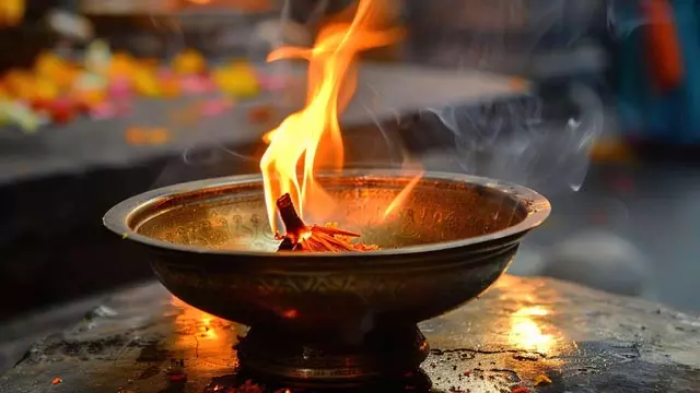 Kapur Ke Upay: नवरात्रि में करें कपूर से ये खास उपाय, आर्थिक तंगी से मिलेगी मुक्ति Kapur Ke Upay: नवरात्रि में करें कपूर से ये खास उपाय, आर्थिक तंगी से मिलेगी मुक्ति