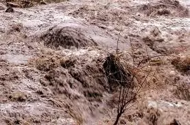 Kinnaur: बादल फटा, गाड़ियां बह गईं Kinnaur: बादल फटा, गाड़ियां बह गईं