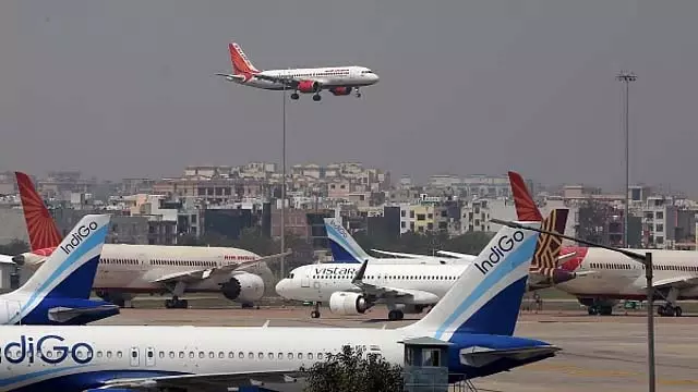 उड़ानों में कई घंटों की देरी के बाद यात्रियों की अधिकारियों से बहस हो गई उड़ानों में कई घंटों की देरी के बाद यात्रियों की अधिकारियों से बहस हो गई