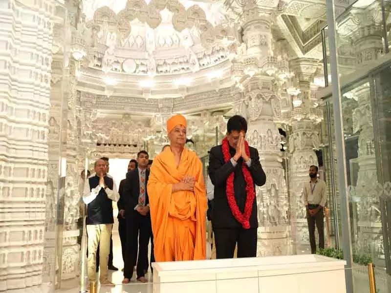 केंद्रीय मंत्री पीयूष गोयल ने अबू धाबी में बीएपीएस मंदिर का दौरा किया केंद्रीय मंत्री पीयूष गोयल ने अबू धाबी में बीएपीएस मंदिर का दौरा किया