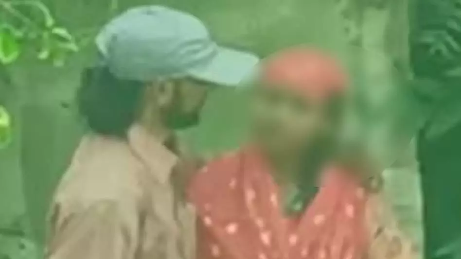 सरेआम क्रूरता...मोहब्बत की आड़ में पत्नी के साथ बेरहमी सरेआम क्रूरता...मोहब्बत की आड़ में पत्नी के साथ बेरहमी