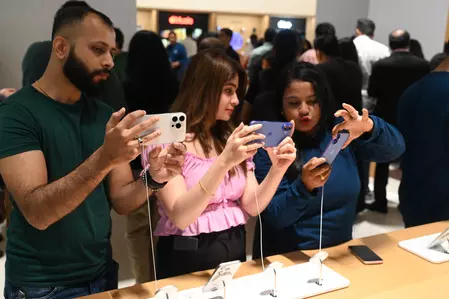 iPhone 17: पितृ पक्ष में आईफोन-17 खरीदने की दीवानगी, युवाओं के लिए धार्मिक मान्यताएं मिथक iPhone 17: पितृ पक्ष में आईफोन-17 खरीदने की दीवानगी, युवाओं के लिए धार्मिक मान्यताएं मिथक