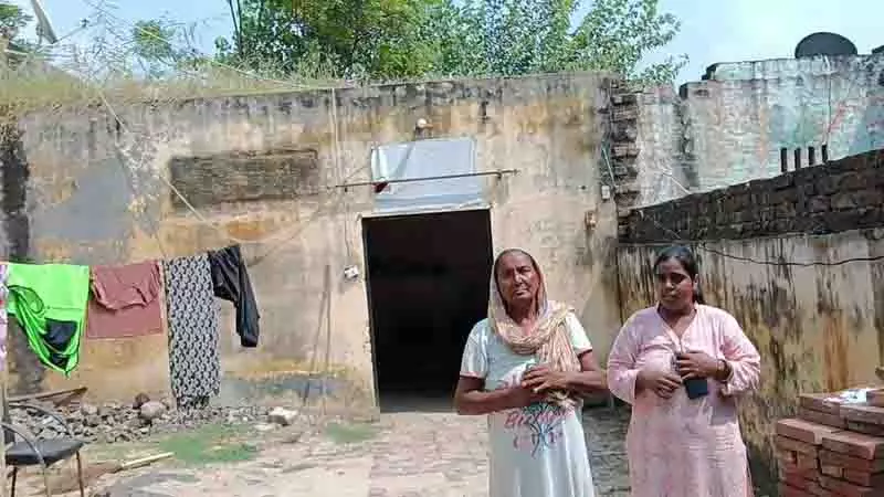 भारी बारिश से छत क्षतिग्रस्त होने से Phagwara का एक परिवार संकट में, सरकार से सहायता की अपील भारी बारिश से छत क्षतिग्रस्त होने से Phagwara का एक परिवार संकट में, सरकार से सहायता की अपील