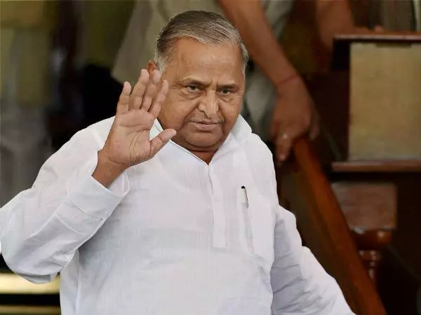Lucknow: मुलायम सिंह यादव के रिश्तेदार पर FIR Lucknow: मुलायम सिंह यादव के रिश्तेदार पर FIR