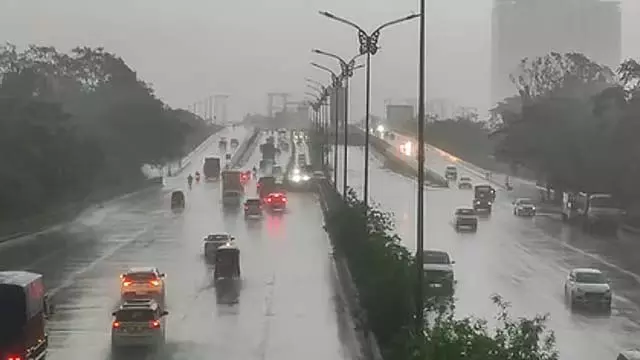 Bengaluru : रात भर हुई भारी बारिश से कई जगहों पर बाढ़, लोग घबराए Bengaluru : रात भर हुई भारी बारिश से कई जगहों पर बाढ़, लोग घबराए