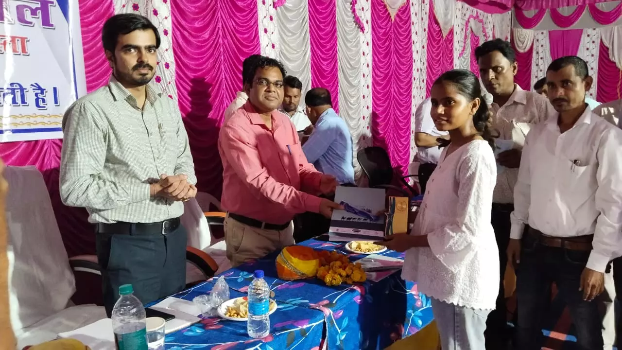 Dungarpur: ग्राम पंचायत चौपाल में अधिकारियों ने सुनी जन समस्याएँ और किए समाधान Dungarpur: ग्राम पंचायत चौपाल में अधिकारियों ने सुनी जन समस्याएँ और किए समाधान
