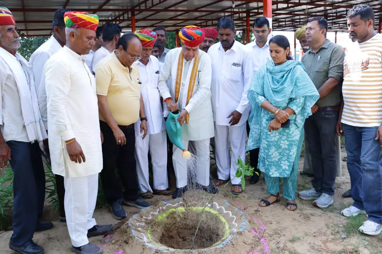 Jaipur: संसदीय कार्य मंत्री ने धवा के बड़ला नगर के ग्रामीण सेवा शिविर का किया अवलोकन Jaipur: संसदीय कार्य मंत्री ने धवा के बड़ला नगर के ग्रामीण सेवा शिविर का किया अवलोकन