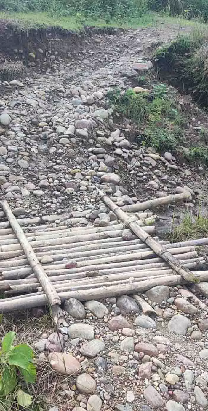 Himachal: तीन सप्ताह बाद भी थुरल गांव की सड़क उपयोग के लायक नहीं, निवासियों का विरोध Himachal: तीन सप्ताह बाद भी थुरल गांव की सड़क उपयोग के लायक नहीं, निवासियों का विरोध