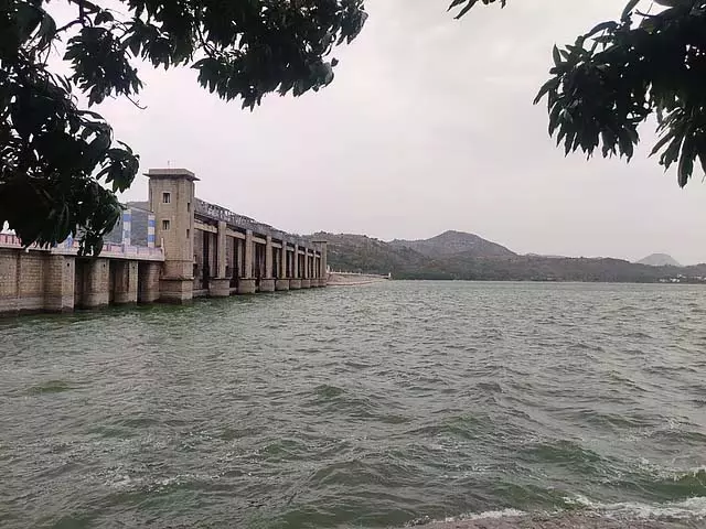 कृष्णागिरी बांध से पानी छोड़ा गया: 3 जिलों में बाढ़ की चेतावनी जारी कृष्णागिरी बांध से पानी छोड़ा गया: 3 जिलों में बाढ़ की चेतावनी जारी