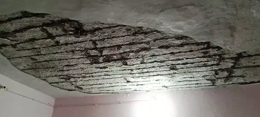 छात्रावास हड़ताल: जर्जर इमारत छात्रों को अपनी जान का डर छात्रावास हड़ताल: जर्जर इमारत छात्रों को अपनी जान का डर