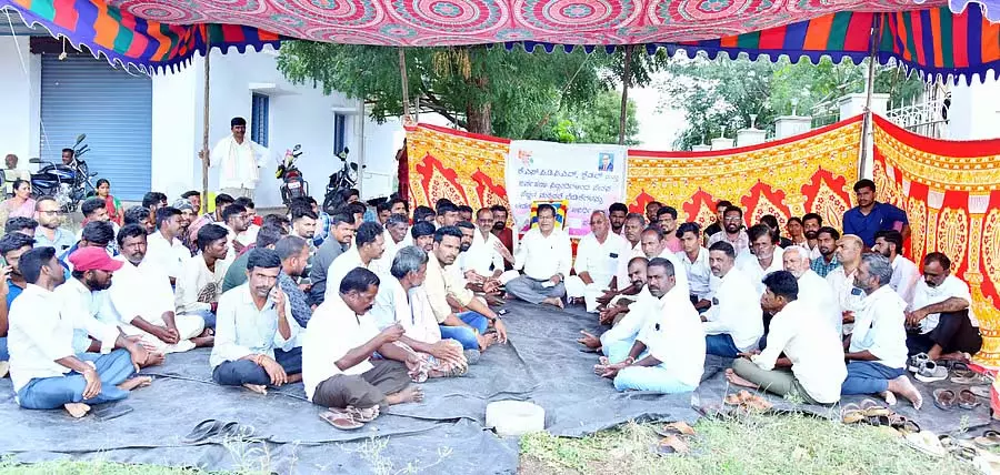 मांगों की पूर्ति की मांग को लेकर KSPDCL कर्मचारियों का प्रदर्शन मांगों की पूर्ति की मांग को लेकर KSPDCL कर्मचारियों का प्रदर्शन