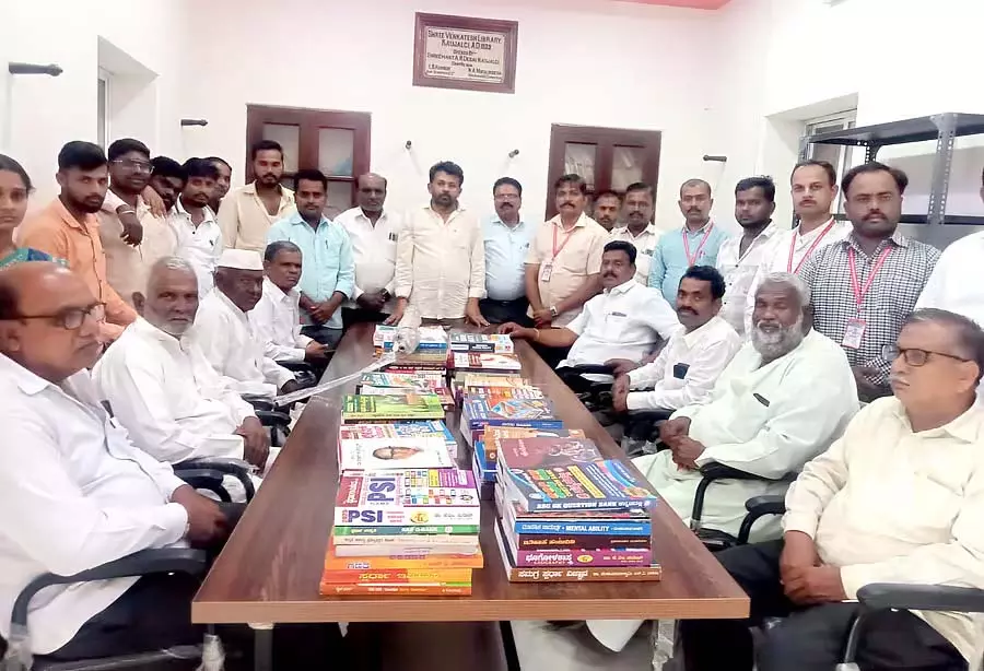 Karnataka : ग्राम पंचायत पुस्तकालय को 55 हजार की पुस्तकें दान की गई Karnataka : ग्राम पंचायत पुस्तकालय को 55 हजार की पुस्तकें दान की गई
