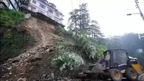 Shimla: सेंट एडवर्ड्स के पास भूस्खलन, बारिश के बाद 3 मंजिला इमारत ढह गई Shimla: सेंट एडवर्ड्स के पास भूस्खलन, बारिश के बाद 3 मंजिला इमारत ढह गई