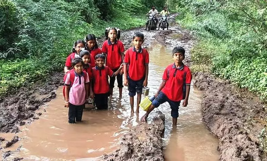 Karnataka : सड़क डामरीकरण के लिए तहसीलदार से अपील Karnataka : सड़क डामरीकरण के लिए तहसीलदार से अपील