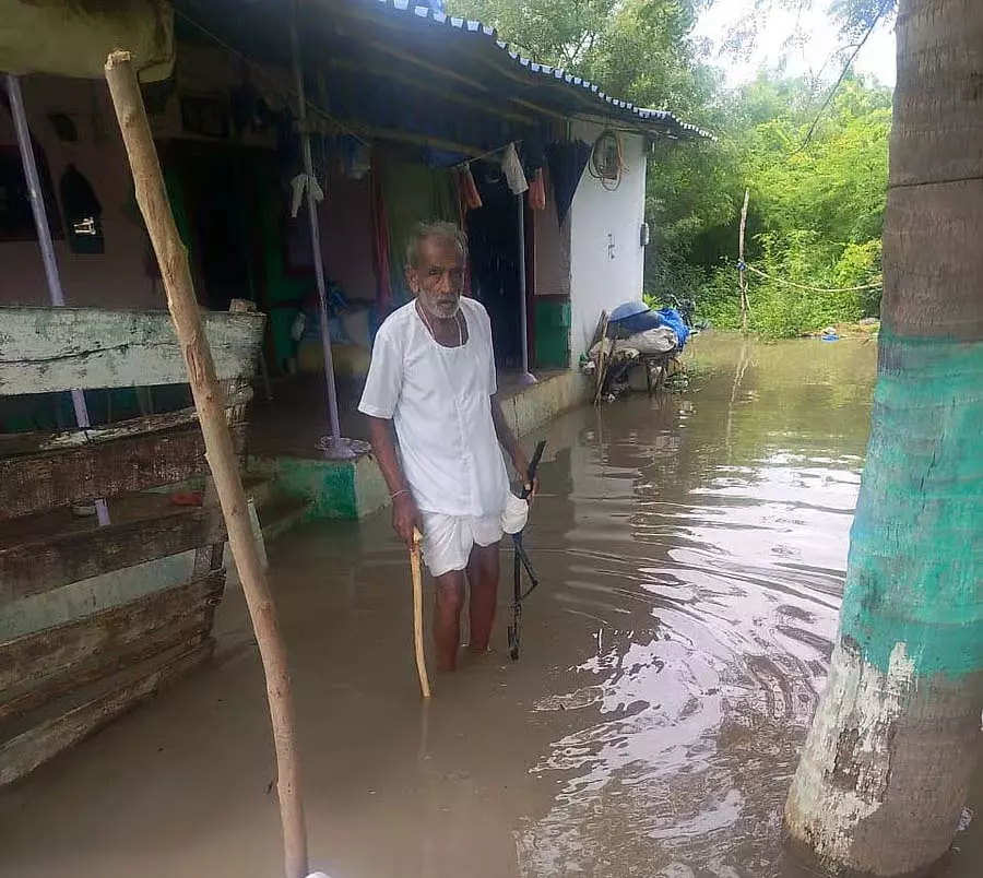 Raichur : गौदुर के होसागुड्डा गांव में बाढ़ से घिरी नालियां Raichur : गौदुर के होसागुड्डा गांव में बाढ़ से घिरी नालियां
