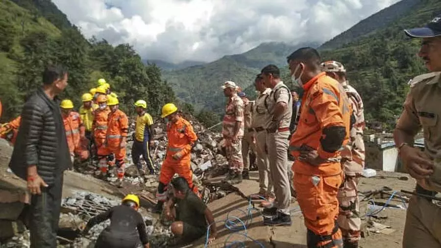 Uttarakhand : चमोली में पांच और शव मिले, मृतकों की संख्या सात हुई Uttarakhand : चमोली में पांच और शव मिले, मृतकों की संख्या सात हुई