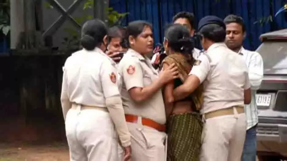 Odisha: महिला को हंगामे के बाद पुलिस ने हिरासत में लिया Odisha: महिला को हंगामे के बाद पुलिस ने हिरासत में लिया