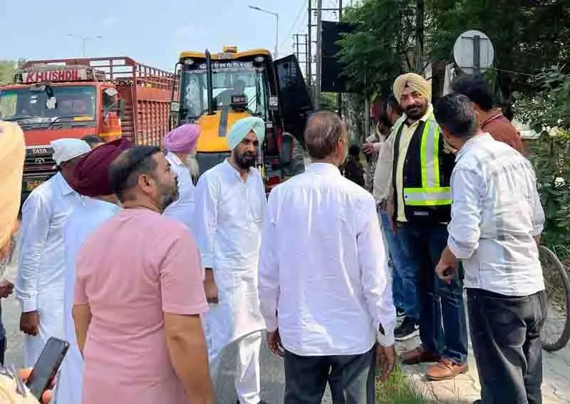 निवासियों के विरोध के बाद Sahnewal सर्विस लेन की रीकारपेटिंग शुरू निवासियों के विरोध के बाद Sahnewal सर्विस लेन की रीकारपेटिंग शुरू