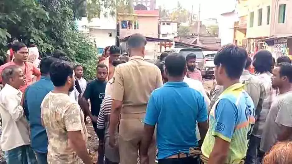 Odisha: पति ने चाकू से गला रेतकर महिला की हत्या की, मौत से जूझ रही महिला Odisha: पति ने चाकू से गला रेतकर महिला की हत्या की, मौत से जूझ रही महिला