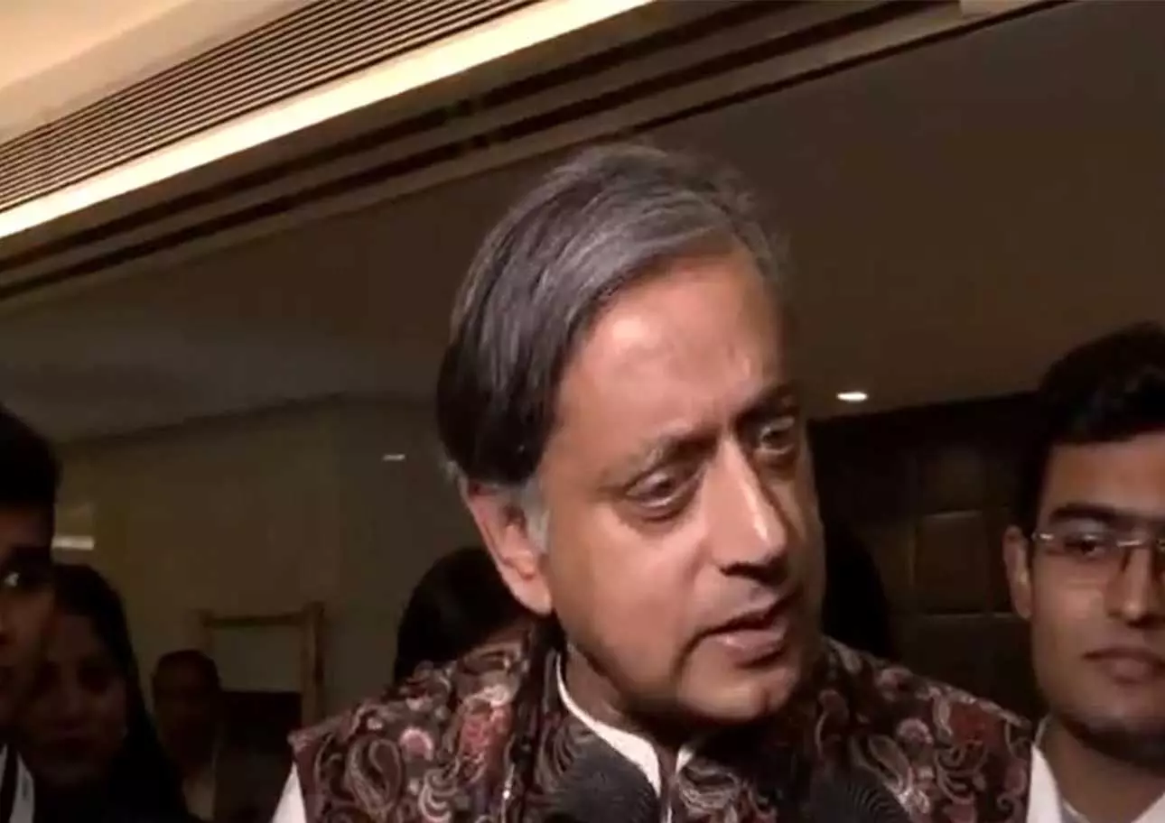 Tharoor ने सौर ऊर्जा में चीन के आक्रामक नेतृत्व की सराहना की Tharoor ने सौर ऊर्जा में चीन के आक्रामक नेतृत्व की सराहना की