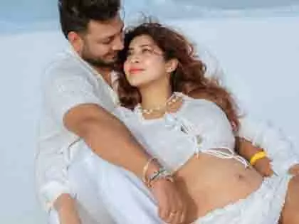 Sonarika Bhadoria: बेबी बंप के साथ शेयर की ग्लैमरस तस्वीरें Sonarika Bhadoria: बेबी बंप के साथ शेयर की ग्लैमरस तस्वीरें