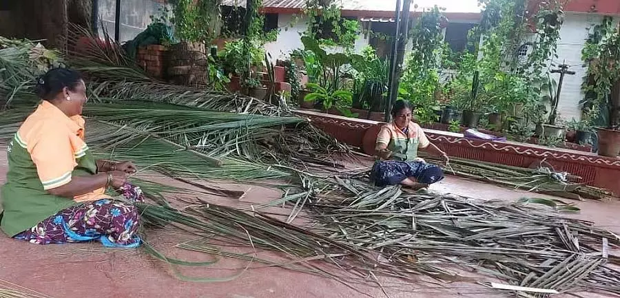 Karnataka : नगर निगम कर्मचारियों द्वारा बनाई गई झाड़ू Karnataka : नगर निगम कर्मचारियों द्वारा बनाई गई झाड़ू