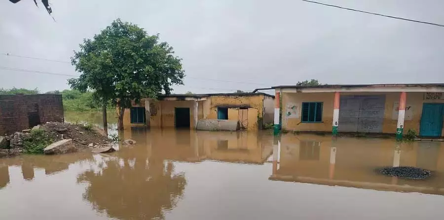 भारी बारिश के कारण स्कूल परिसर में पानी भर गया: छुट्टी घोषित भारी बारिश के कारण स्कूल परिसर में पानी भर गया: छुट्टी घोषित