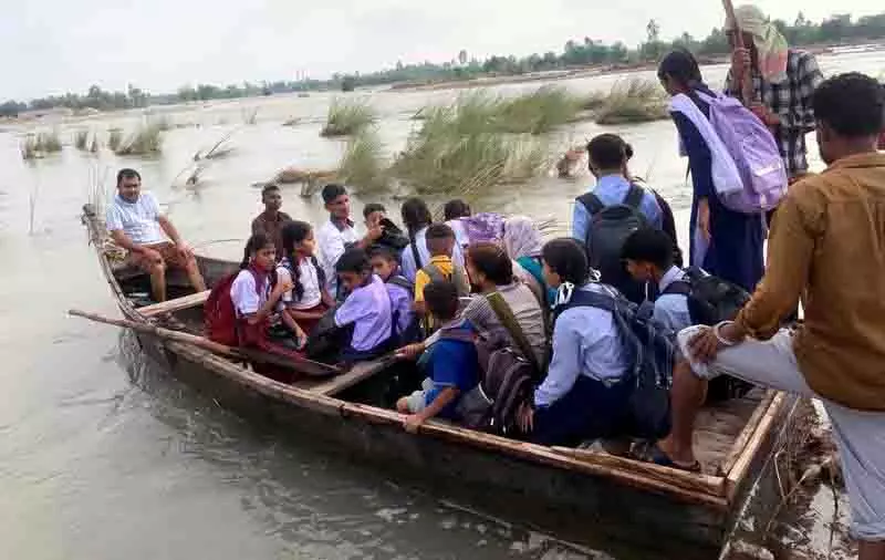 Mand क्षेत्र में स्कूली बच्चों ने उफनती ब्यास नदी का सामना किया Mand क्षेत्र में स्कूली बच्चों ने उफनती ब्यास नदी का सामना किया