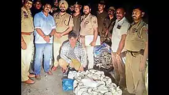 Amritsar: 26 किलो हेरोइन के साथ तस्कर गिरफ्तार Amritsar: 26 किलो हेरोइन के साथ तस्कर गिरफ्तार