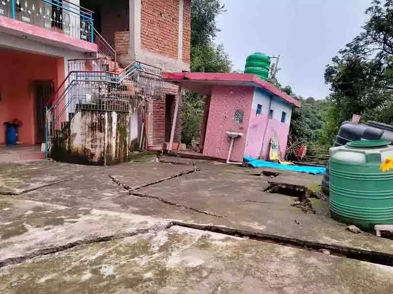 सेना ने भूस्खलन प्रभावित Palampur village से निवासियों को निकाला सेना ने भूस्खलन प्रभावित Palampur village से निवासियों को निकाला
