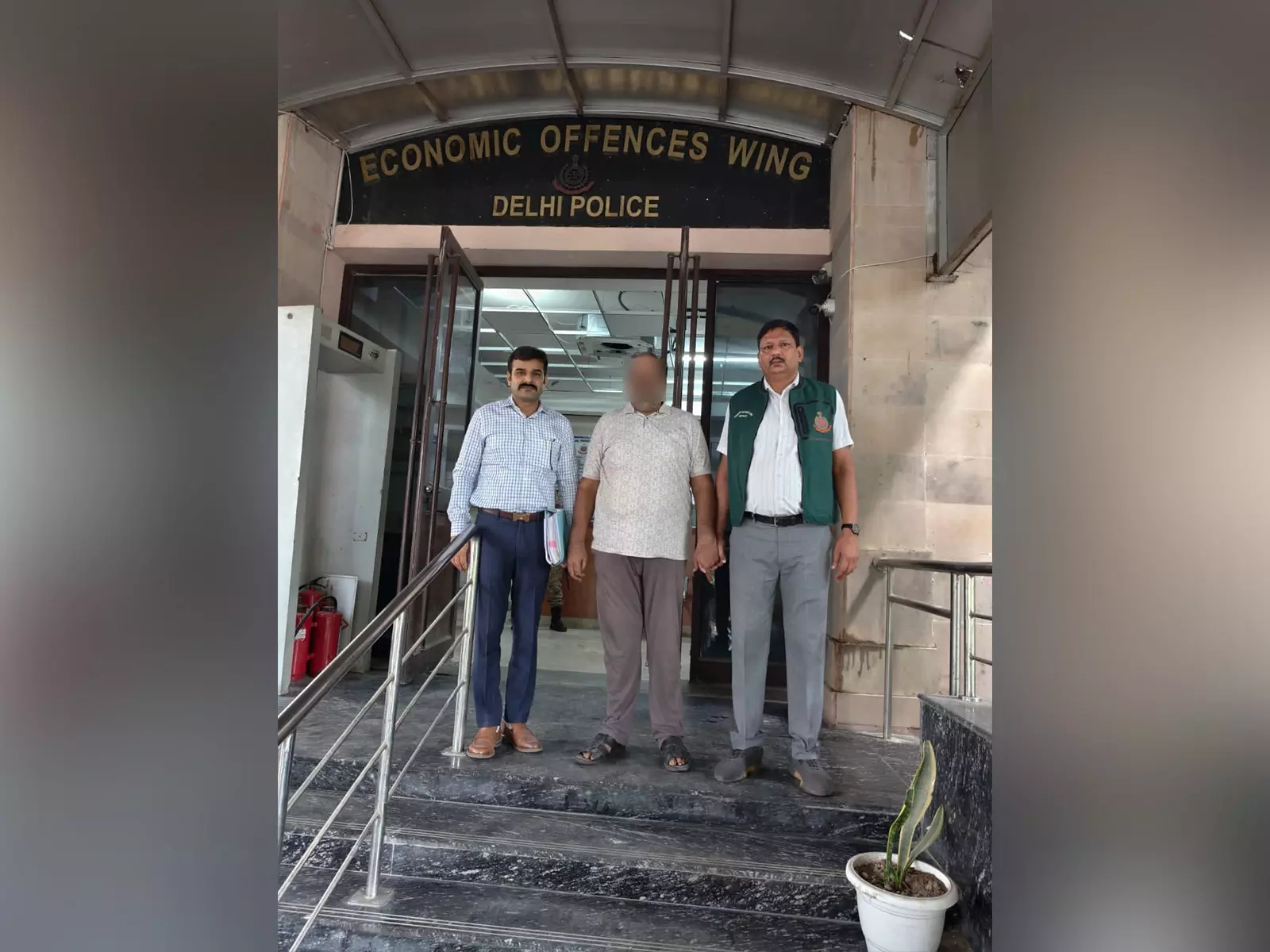 जमीन में निवेश के नाम पर ऊंचे रिटर्न का वादा कर पैसे ऐंठने के आरोप में जुगल किशोर गिरफ्तार जमीन में निवेश के नाम पर ऊंचे रिटर्न का वादा कर पैसे ऐंठने के आरोप में जुगल किशोर गिरफ्तार