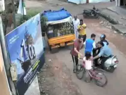 Kerala: पुरुषों के एक समूह ने च्यूइंग गम से घुट रही 8 साल की बच्ची को बचाया Kerala: पुरुषों के एक समूह ने च्यूइंग गम से घुट रही 8 साल की बच्ची को बचाया