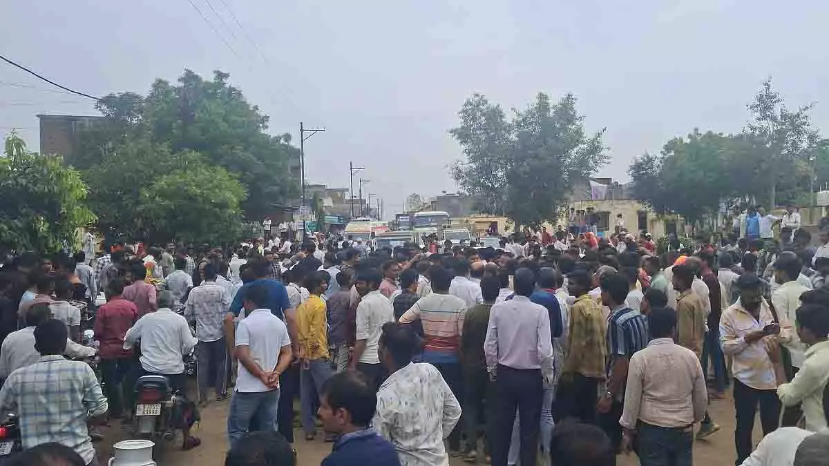 Neemuch: स्कूल पर हमला, इलाके में विरोध प्रदर्शन भड़क उठा Neemuch: स्कूल पर हमला, इलाके में विरोध प्रदर्शन भड़क उठा